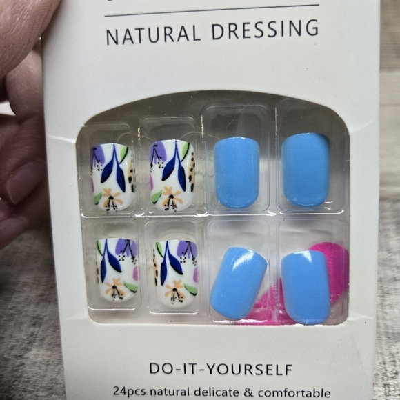 Press-on Reusable Nails in Blue Easter Floral - Picture 3 of 7